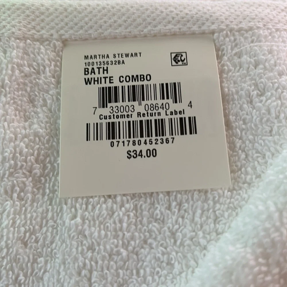 NWT 2 MARTHA STEWART PINE WREATH MERRY CHRISTMAS BATH TOWEL 28 X 48